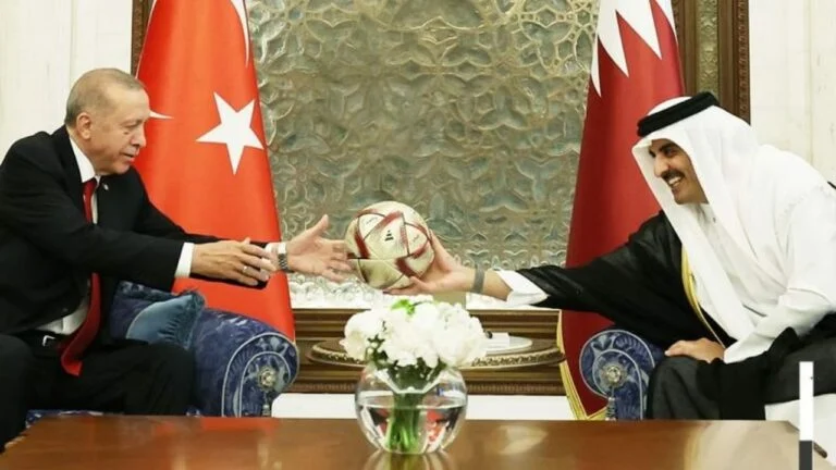 فيديو.. أمير قطر يستعرض كرة نهائي كأس العالم 2022 مع الرئيس التركي