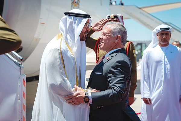 الملك عبدالله الثاني يستقبل رئيس الإمارات لدى وصوله إلى الأردن