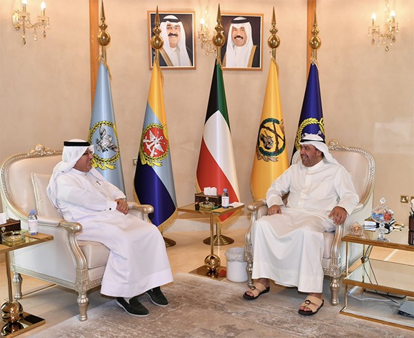 وزير الدفاع يبحث مع السفير البحريني تعزيز التعاون بين البلدين والموضوعات ذات الاهتمام المشترك