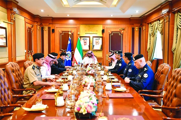 وزير الداخلية: تكثيف التواجد الأمني والمروري على مدار الساعة بكل المناطق للتعامل الفوري مع أي ظواهر سلبية