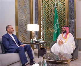 ولي العهد السعودي يبحث مع وزير خارجية إيران تطوير العلاقات
