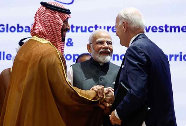 على هامش قمة “G20”.. مصافحة جماعية بين ولي العهد السعودي والرئيس الأميركي ورئيس وزراء الهند