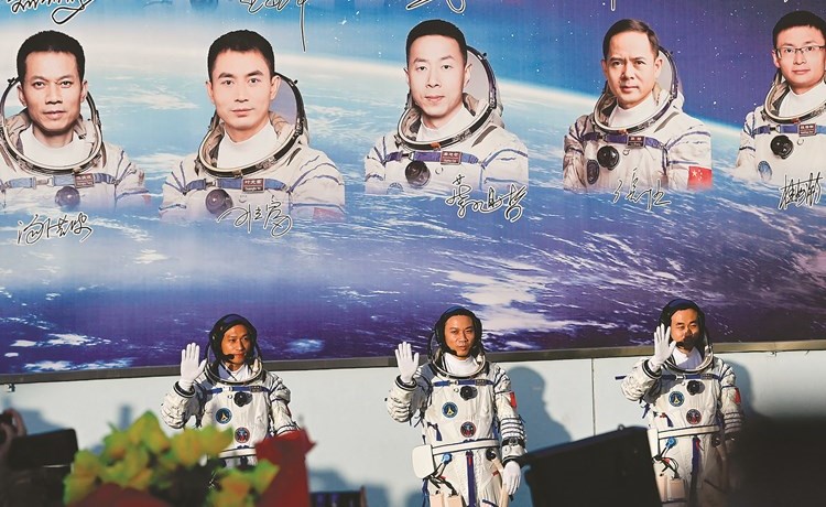 الصين ترسل أصغر طاقم رواد سناً إلى محطتها الفضائية