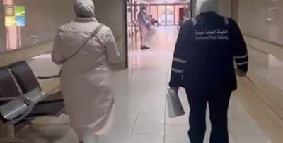 عدد من الضباط القضائيين في ‫الهيئة العامة للبيئة‬ يقومون بعمل حملة تفتيشية على عدد من المنشآت الصحية
