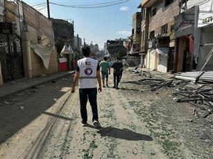 الهلال الأحمر الكويتي يوزع مواد غذائية يومية على الفلسطينيين في مراكز الإيواء بقطاع غزة