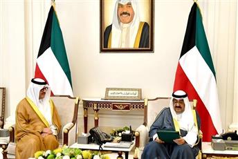 سمو ولي العهد يتسلم الدعوتين الموجهتين لسمو أمير البلاد من خادم الحرمين لحضور القمة الخليجية