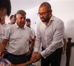 بعد قصف كتائب القسام لمستوطنة أوفاكيم.. هروب وزير خارجية بريطانيا للاحتماء في أحد المباني