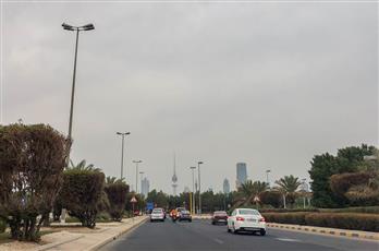 طقس مائل للحرارة نهارًا معتدل مع فرصة لأمطار متفرقة ليلاً.. والعظمى 34