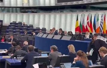 البرلمان الأوروبي يطلب خلع الكوفية الفلسطينية