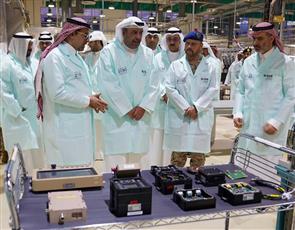 وزير الدفاع يزور شركة الإلكترونيات المتقدمة في الرياض
