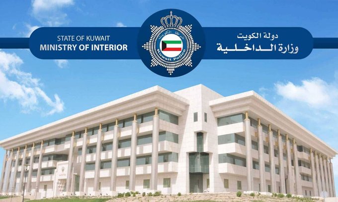 بلاغ عن قائد مركبة اصطدم بعدد من المركبات وصعد فوق مسجد مهددا بالانتحار