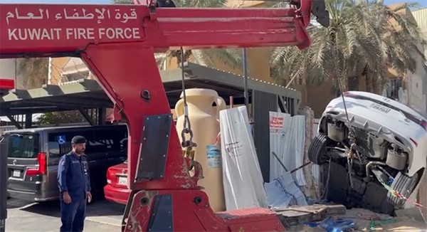 فرق الإطفاء تعاملت مع حادث سقوط مركبة في حفرة