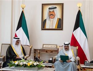 سمو ولي العهد يتسلم الدعوة الموجهة لسمو الأمير من خادم الحرمين