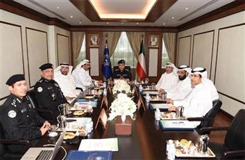 الفريق البرجس ناقش وجهات نظر الجهات الحكومية وتقييمها لتجربة تحديد أوقات ساعات العمل المرنة لموظفي الدولة