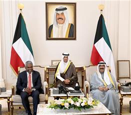 سمو ولي العهد يستقبل الرئيس التنفيذي لشركة جوجل كلاود ورئيس الاتحاد الآسيوي لكرة القدم