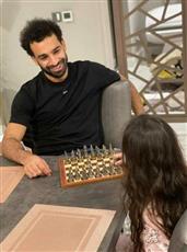 بطل العالم في الشطرنج يقبل تحدي محمد صلاح