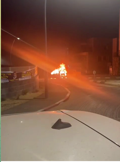 عاجل… شاهد بالفيديو سقوط صواريخ أُطلقت من لبنان على مستوطنة كريات شمونة واندلاع حرائق في المركبات