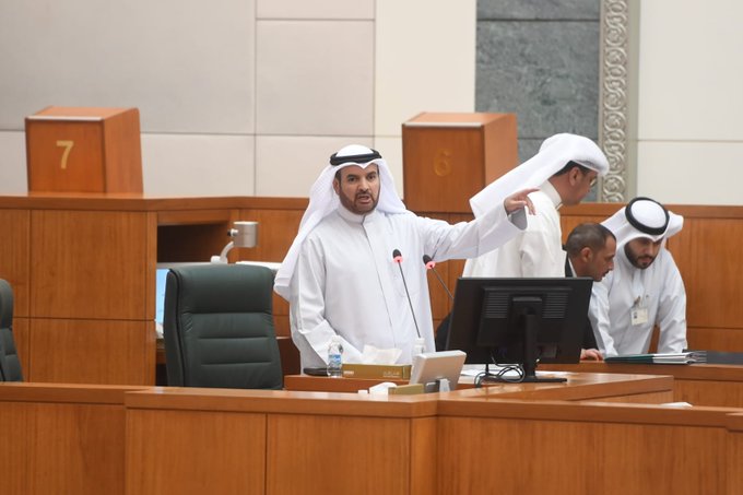 العازمي: #وزير_التجارة عضو مجلس إدارة في شركات كثيرة وسوف نكشف للنواب كيف استفاد من عمولات بسبب تمرير صفقات