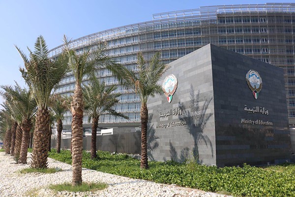 التربية: إيقاف العمل بالمراسلات اليدوية في المدارس بدءًا من الفصل الثاني