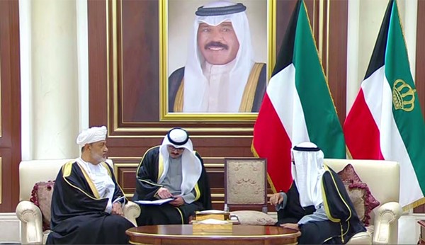سلطان عمان يصل إلى البلاد لتقديم واجب العزاء في وفاة الأمير الراحل