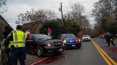 متظاهرون مؤيدون لفلسطين يلقون الطلاء الأحمر على موكب وزير الخارجية الأمريكي أمام منزله