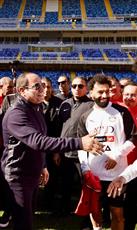 ‏محمد صلاح يقدم قميص المنتخب إلى السيسي: بذل أقصى الجهد من أجل تحقيق البطولة الإفريقية