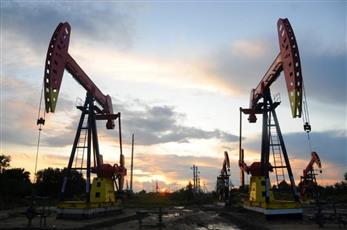 النفط يقفز 1% بعد هجوم على ناقلة وقود في البحر الأحمر