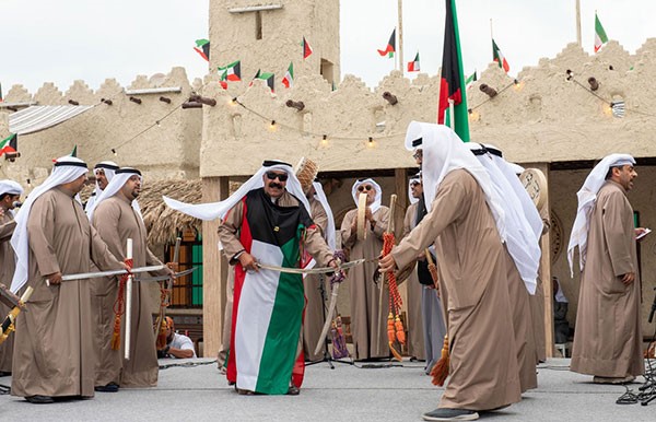 الفرق الشعبية تؤدي «العرضة» إحياءً للفلكلور الكويتي
