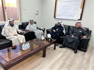 وزير الكهرباء والماء يزور مركز طوارئ سعد العبدالله