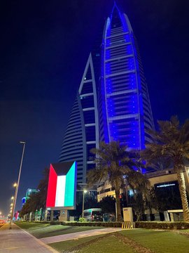 البحرين تتوشح بأعلام الكويت واللون الأزرق احتفاء بأعيادها الوطنية
