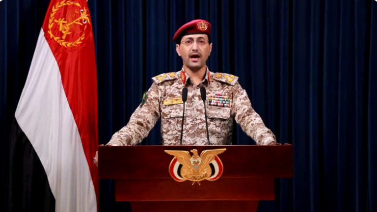 الحوثيون يعلنون استهداف 4 سفن أمريكية وبريطانية في خليج عدن والبحر الأحمر