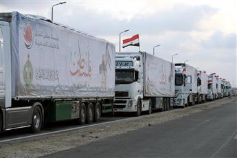الهلال الأحمر المصري: دخول 140 شاحنة مساعدات و6 شاحنات وقود إلى قطاع غزة في أول أيام رمضان