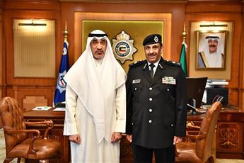 اليوسف يقلد اللواء علي مسفر العدواني بمناسبة صدور مرسوم ترقيته وتعيينه بدرجة وكيل وزارة مساعد
