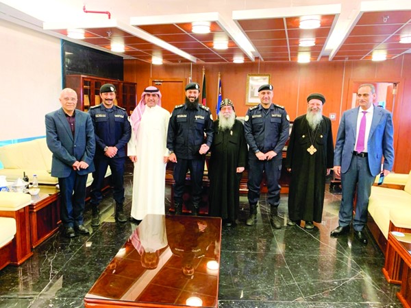 مدير أمن حولي ومساعده تلقيا التهاني من القمص بيجول