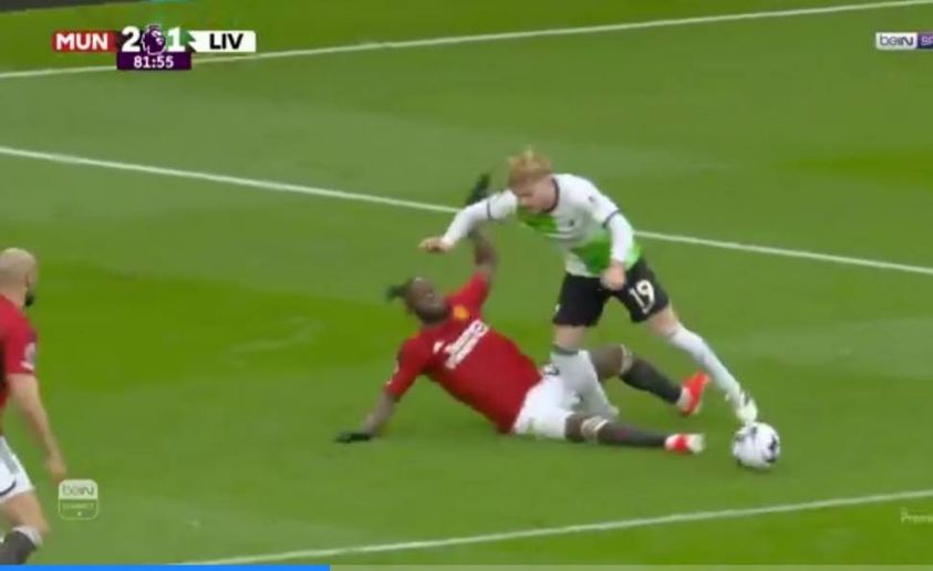 مانشستر يونايتد يتعادل مع ليفربول ويهدي ارسنال الصدارة