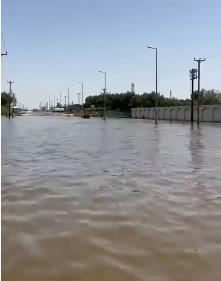 طريق 300 بالوفرة لا يزال غارقاً بمياه الأمطار