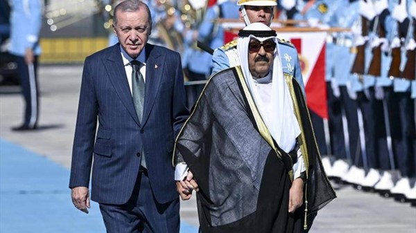 صاحب السمو يوجه دعوة للرئيس التركي لزيارة الكويت
