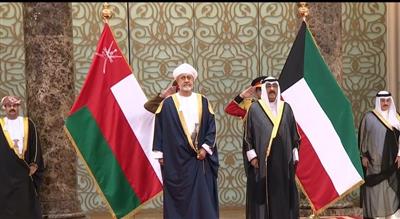 سمو الأمير يستقبل سلطان عمان لدى وصوله إلى الكويت في زيارة دولة