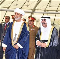 سمو الأمير يقيم مأدبة عشاء على شرف أخيه سلطان سلطنة عمان والوفد المرافق
