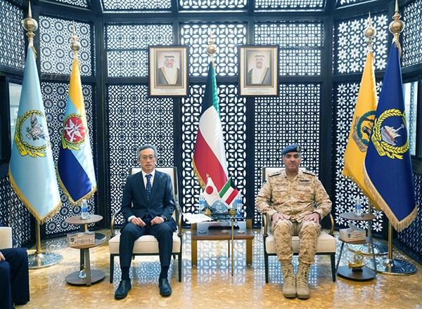 رئيس الأركان يستقبل سفير اليابان لدى البلاد والمدير التنفيذي لمعهد الدراسات الإستراتيجية بالشرق الأوسط