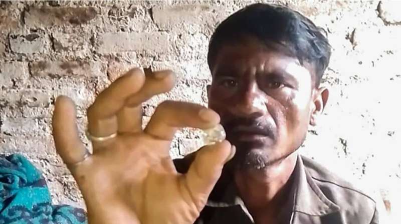 ألماسة ثمينة تغير حياة عامل هندي