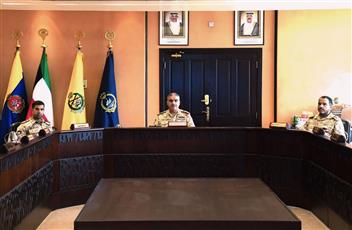 «رئيس الأركان» يجتمع مع مجلس الدفاع العسكري وعددٍ من القادة