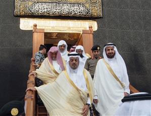 نائب أمير مكة المكرمة يتشرف بغسل الكعبة المشرفة