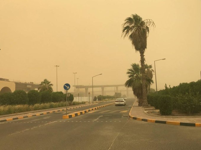 موجة غبار تضرب عدة مناطق في البلاد