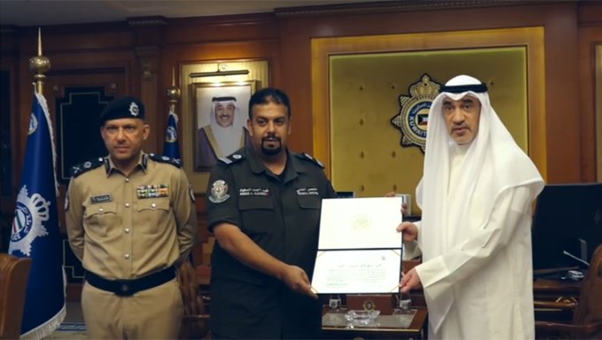النائب الأول لرئيس مجلس الوزراء ووزير الدفاع ووزير الداخلية يكرّم فاحصاً فنياً لتفانيه في العمل