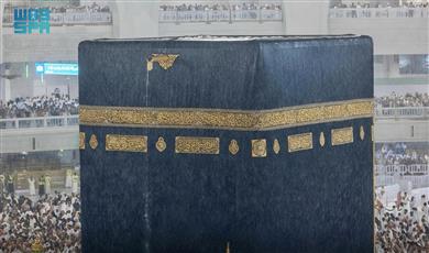 المصلون في المسجد الحرام يؤدون صلاة العشاء تحت زخات المطر.. وسط أجواء إيمانية وطمأنينة