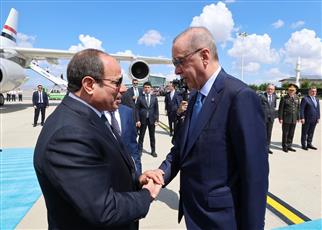 السيسي يصل أنقرة والرئيس أردوغان على رأس مستقبليه بالمطار
