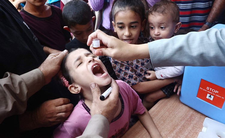 150 ألف طفل في غزة تلقوا الجرعة الثانية من لقاح شلل الأطفال رغم القصف الإسرائيلي
