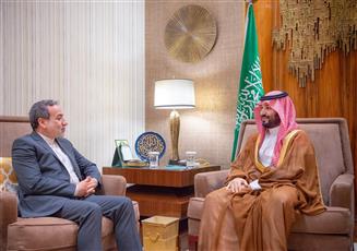 ولي العهد السعودي يلتقي في الرياض وزير خارجية إيران