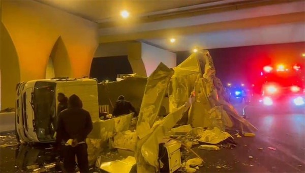 فرق الإطفاء تعاملت مع حادث انقلاب شاحنة على طريق الملك فهد السريع